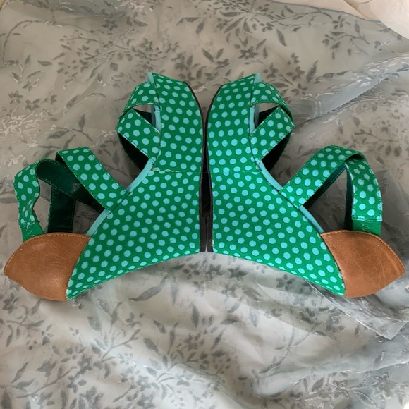🍀 🌸 Qupid Polka Dot Strappy Wedge Sandal - Picture 8 of 14